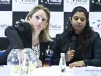 Žrebuje delegátka ITF Britka Justine Albertová, vpravo hlavná rozhodkyňaShetal Iyerová z Indie